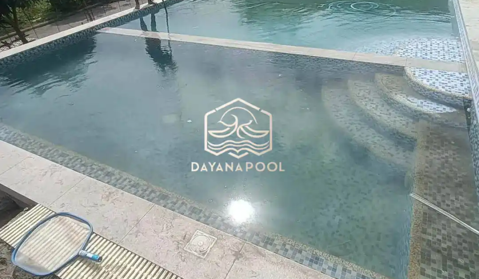 maintenance kolam renang yang berkabut