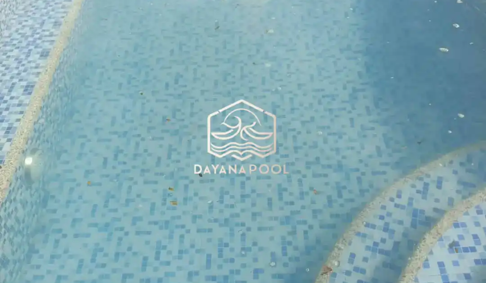 kolam renang dengan air berkabut yang perlu perawatan