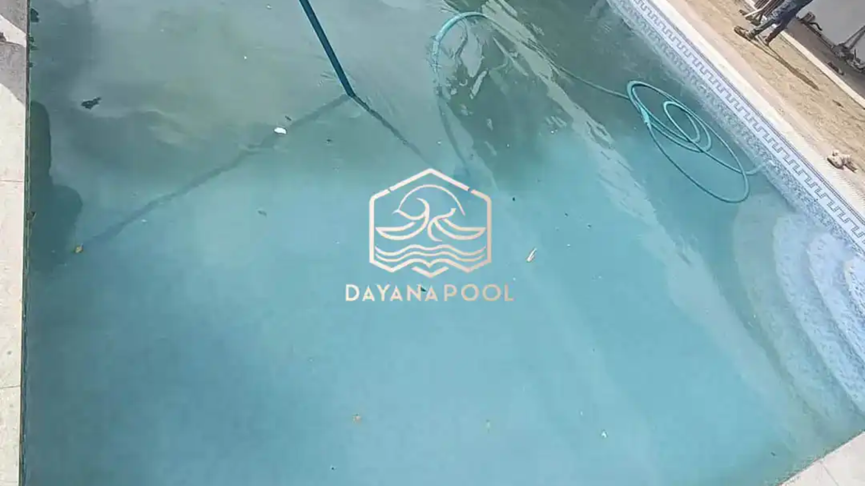 maintenance kolam renang yang berkabut