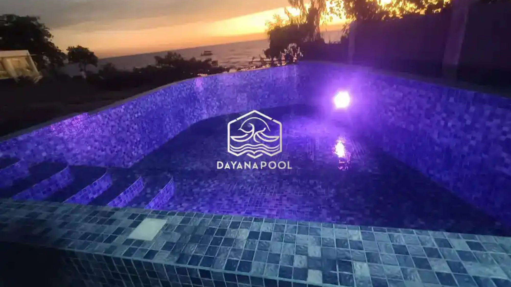 kolam renang dengan lampu kolam berwarna Ungu di tepi pantai