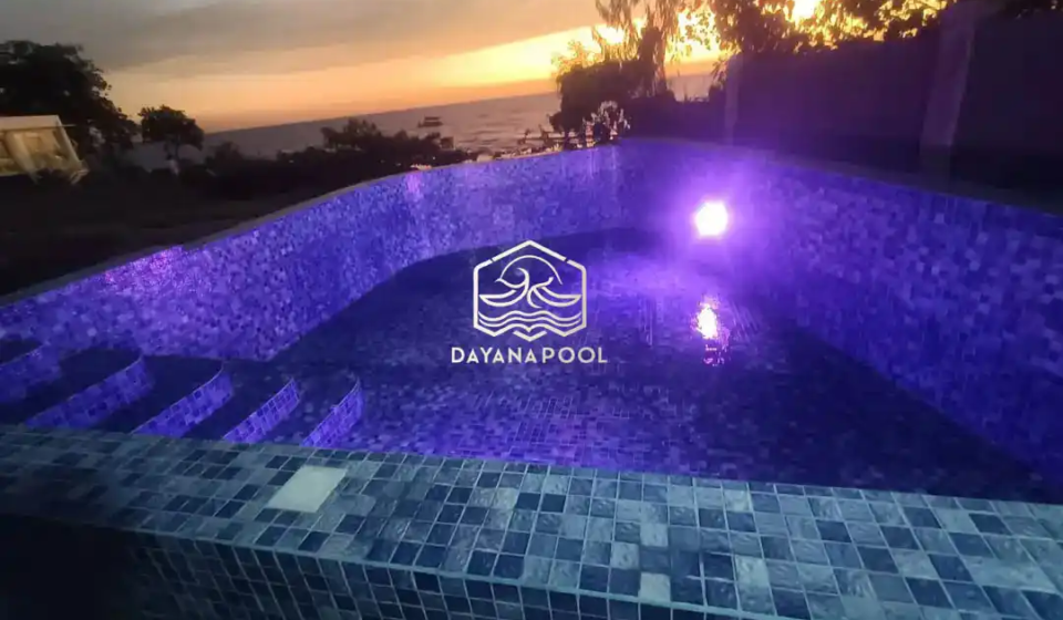 kolam renang dengan lampu kolam berwarna Ungu di tepi pantai