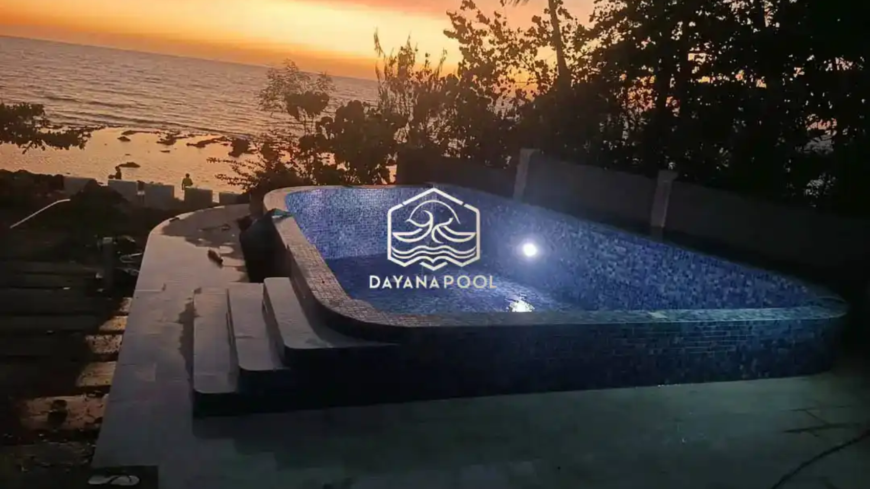 kolam renang dengan lampu di tepi pantai