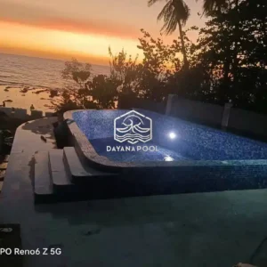 kolam renang dengan lampu di tepi pantai