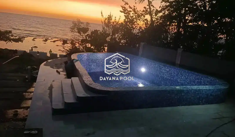 kolam renang dengan lampu di tepi pantai