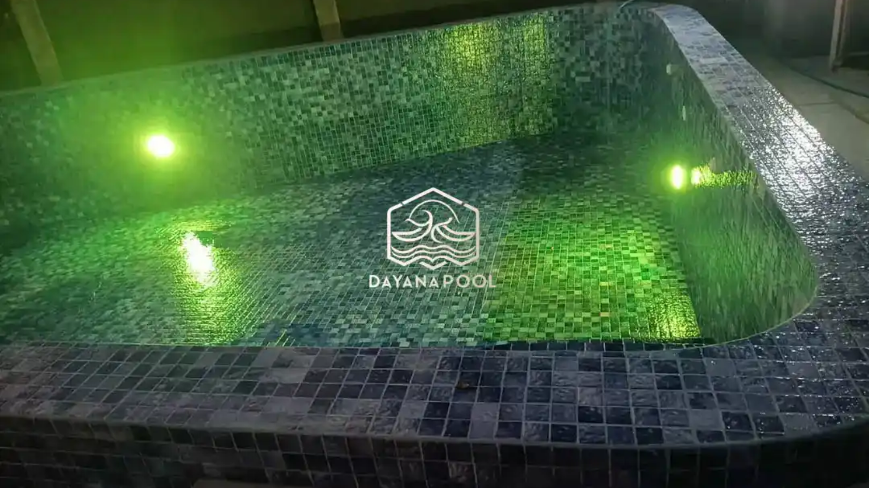 lampu kolam renang berwarna hijau