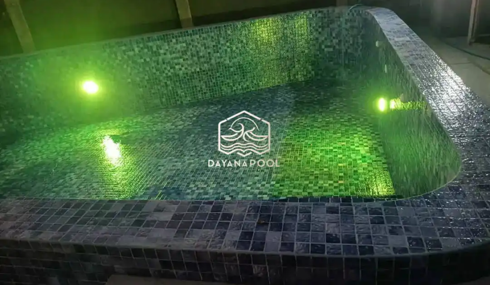 lampu kolam renang berwarna hijau