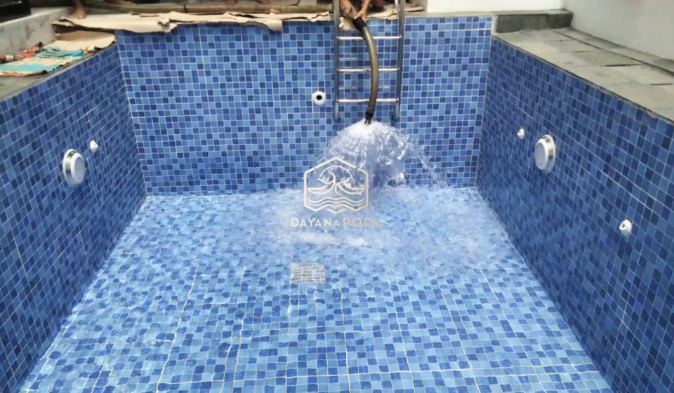 pengisian air kolam renang