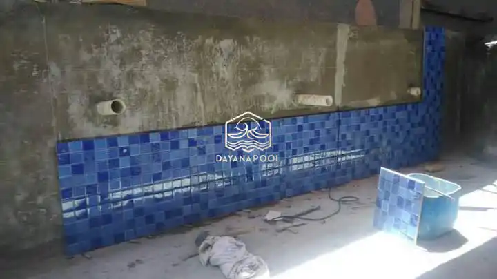 proses pemasangan keramik kolam renang