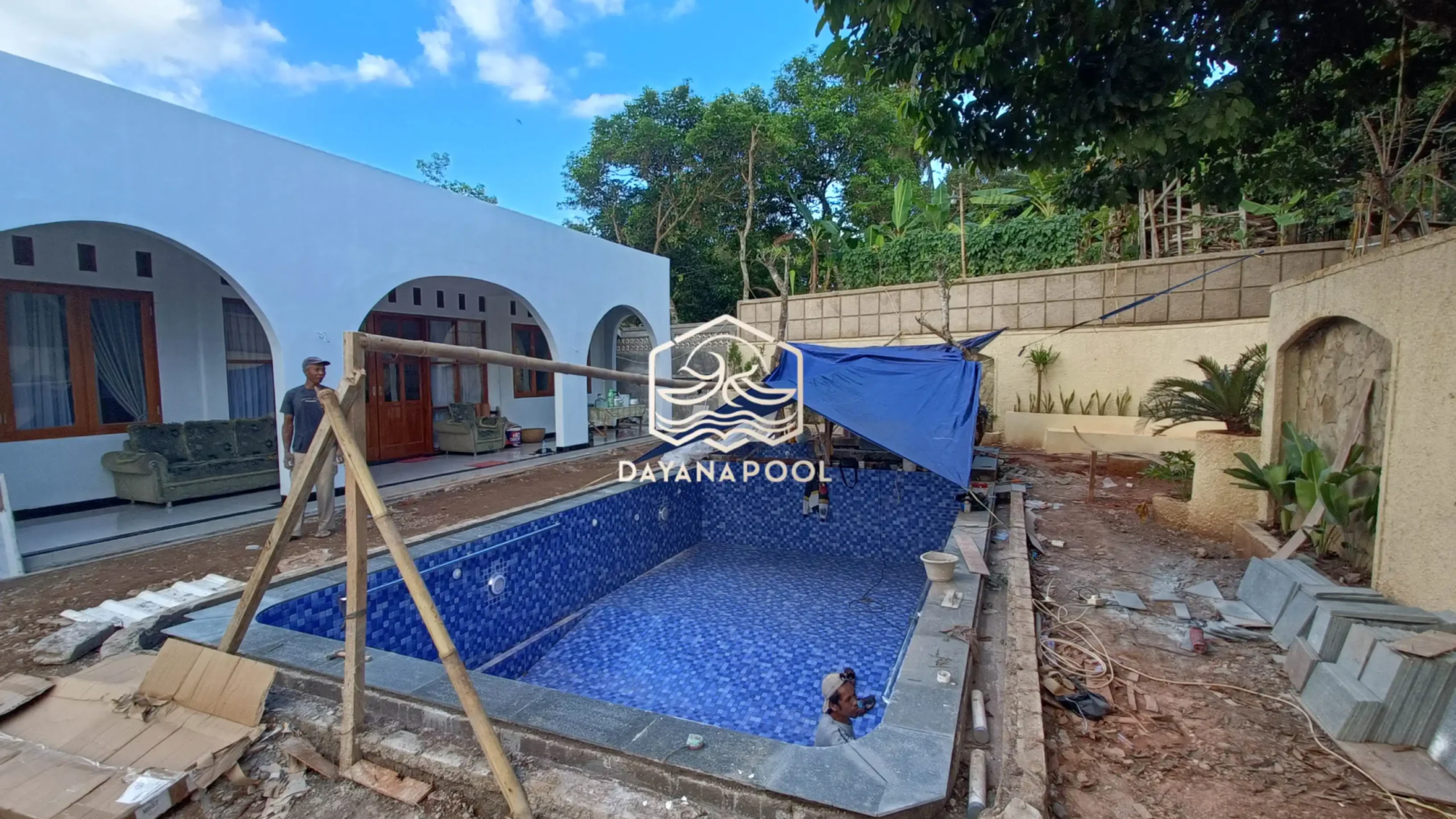 proses pemasangan keramik kolam renang