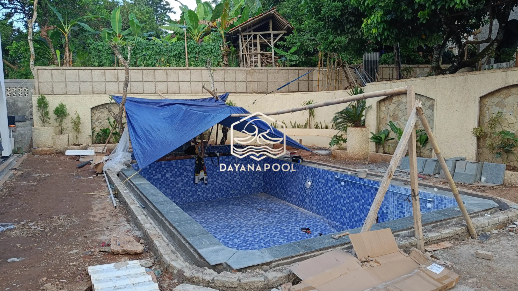 proses pemasangan keramik kolam renang
