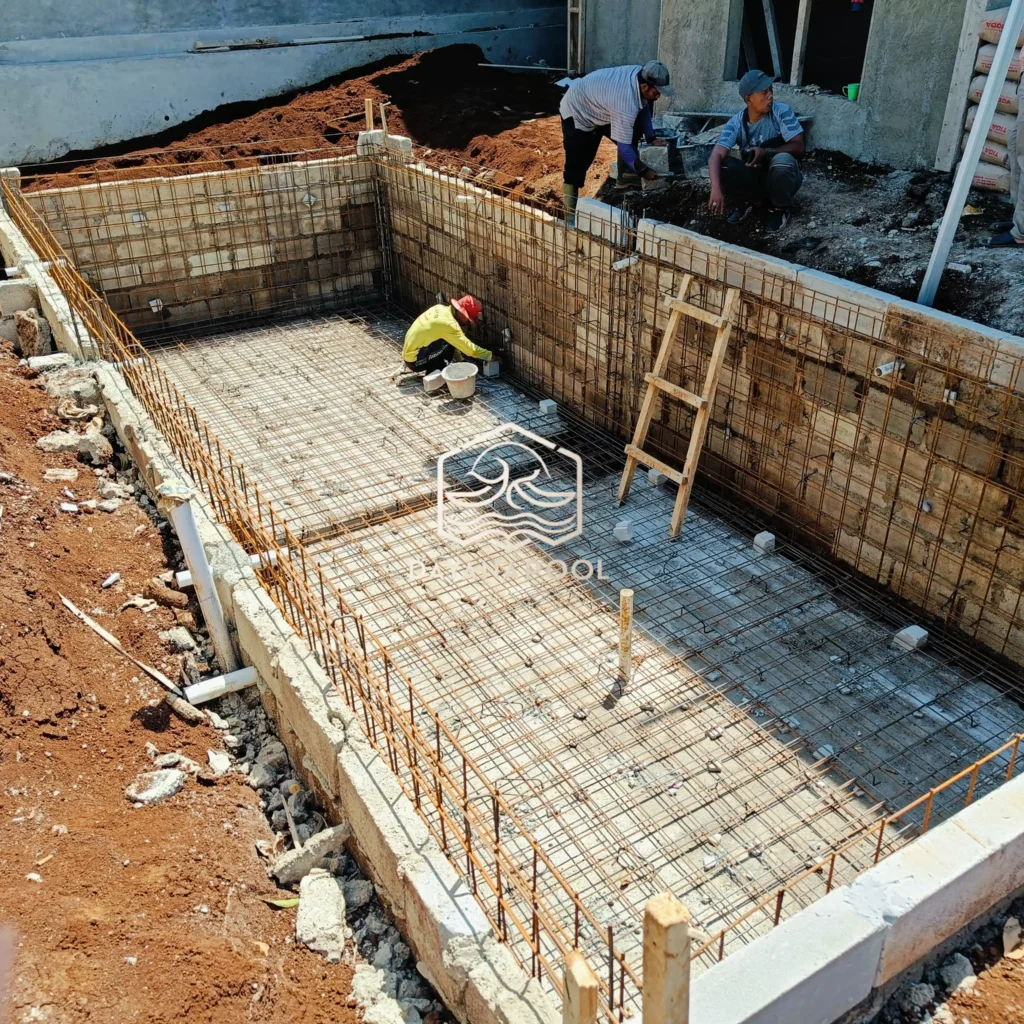 proses pembuatan kolam renang tahap pembesian gelaran