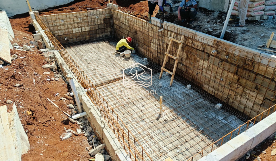 proses pembuatan kolam renang tahap pembesian gelaran