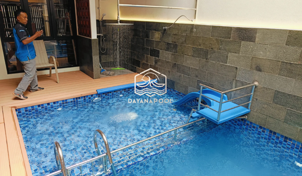 perosotan dan shower air di kolam renang rumahan