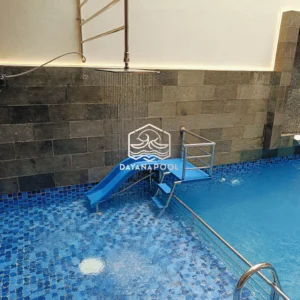 perosotan dan shower air di kolam renang rumahan