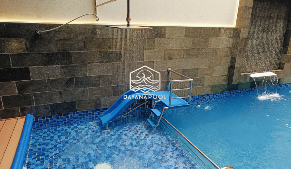 perosotan dan shower air di kolam renang rumahan