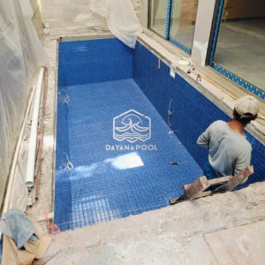 pemasangan keramik kolam renang berwarna biru