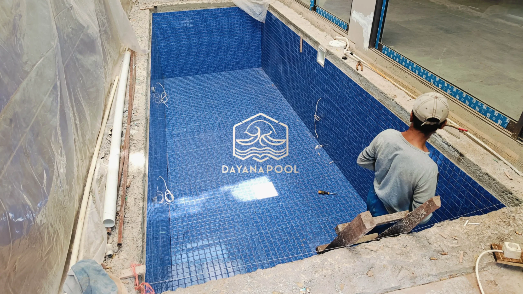 pemasangan keramik kolam renang berwarna biru