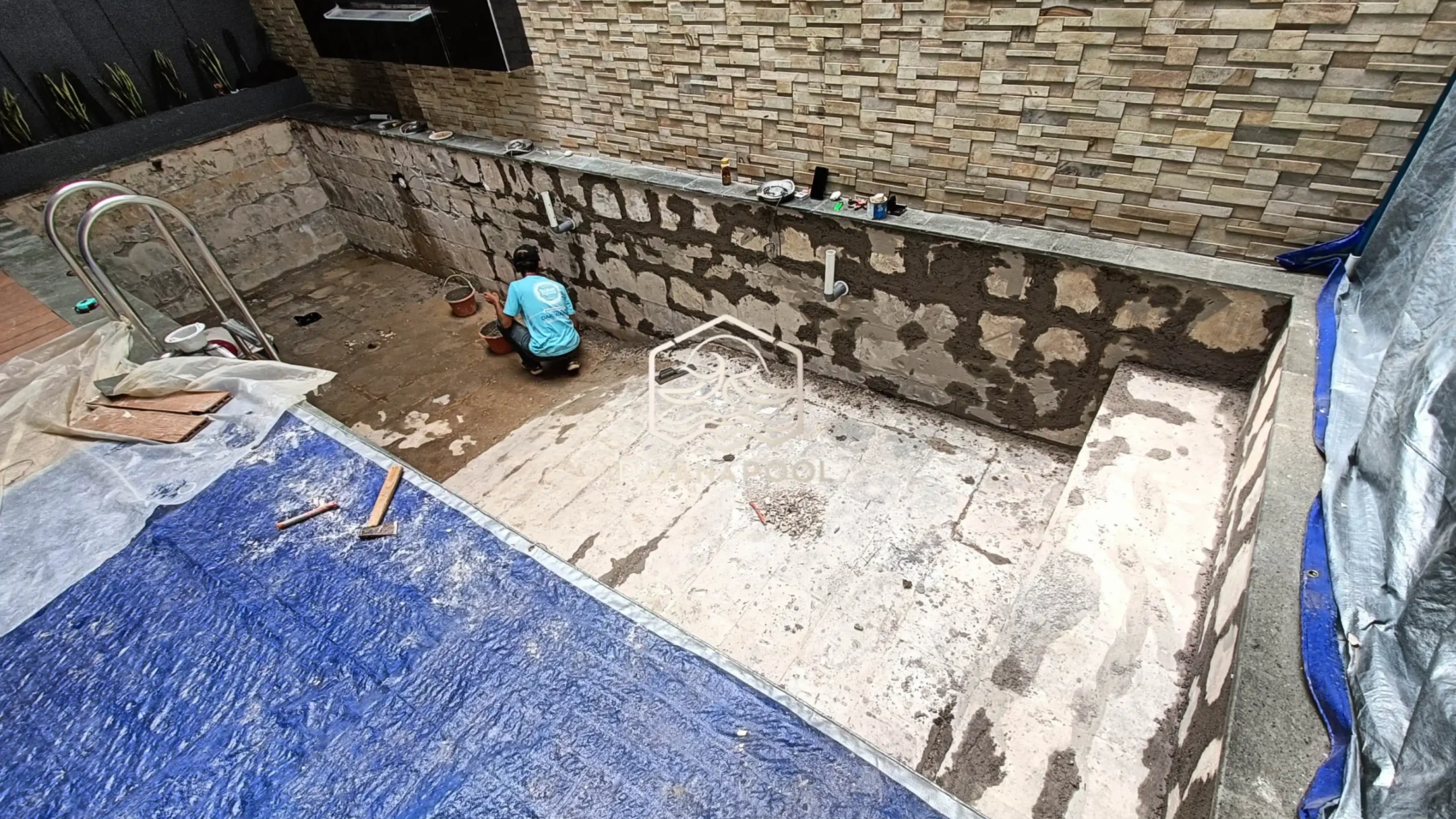 perbaikan struktur kolam renang yang bocor