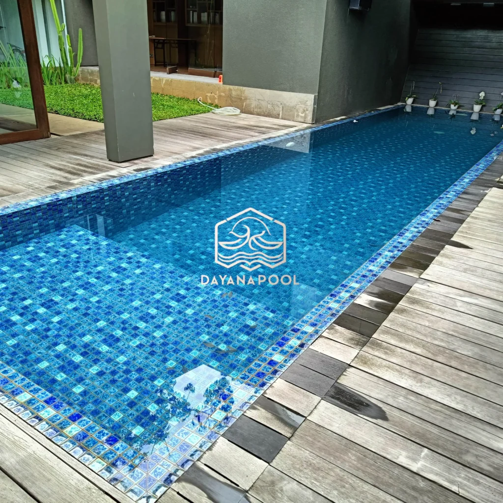 kolam renang overflow dengan finishing mozaik kudalaut