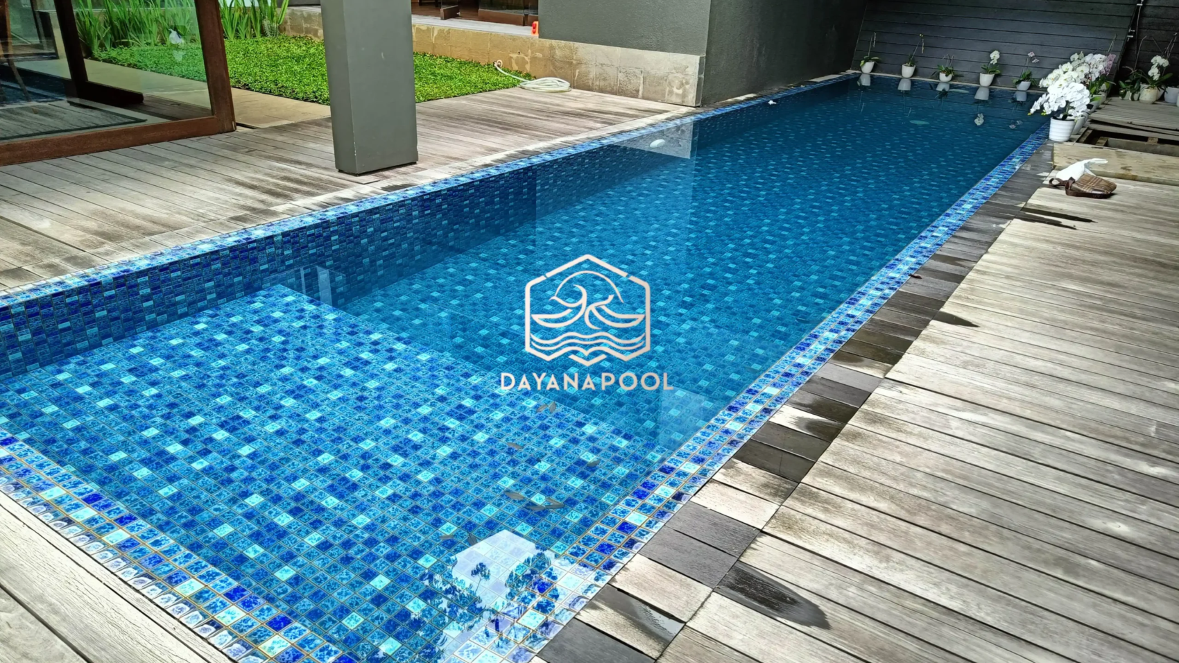 kolam renang overflow dengan finishing mozaik kudalaut