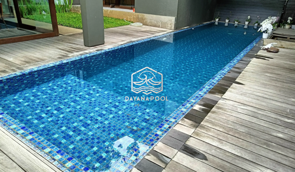 kolam renang overflow dengan finishing mozaik kudalaut