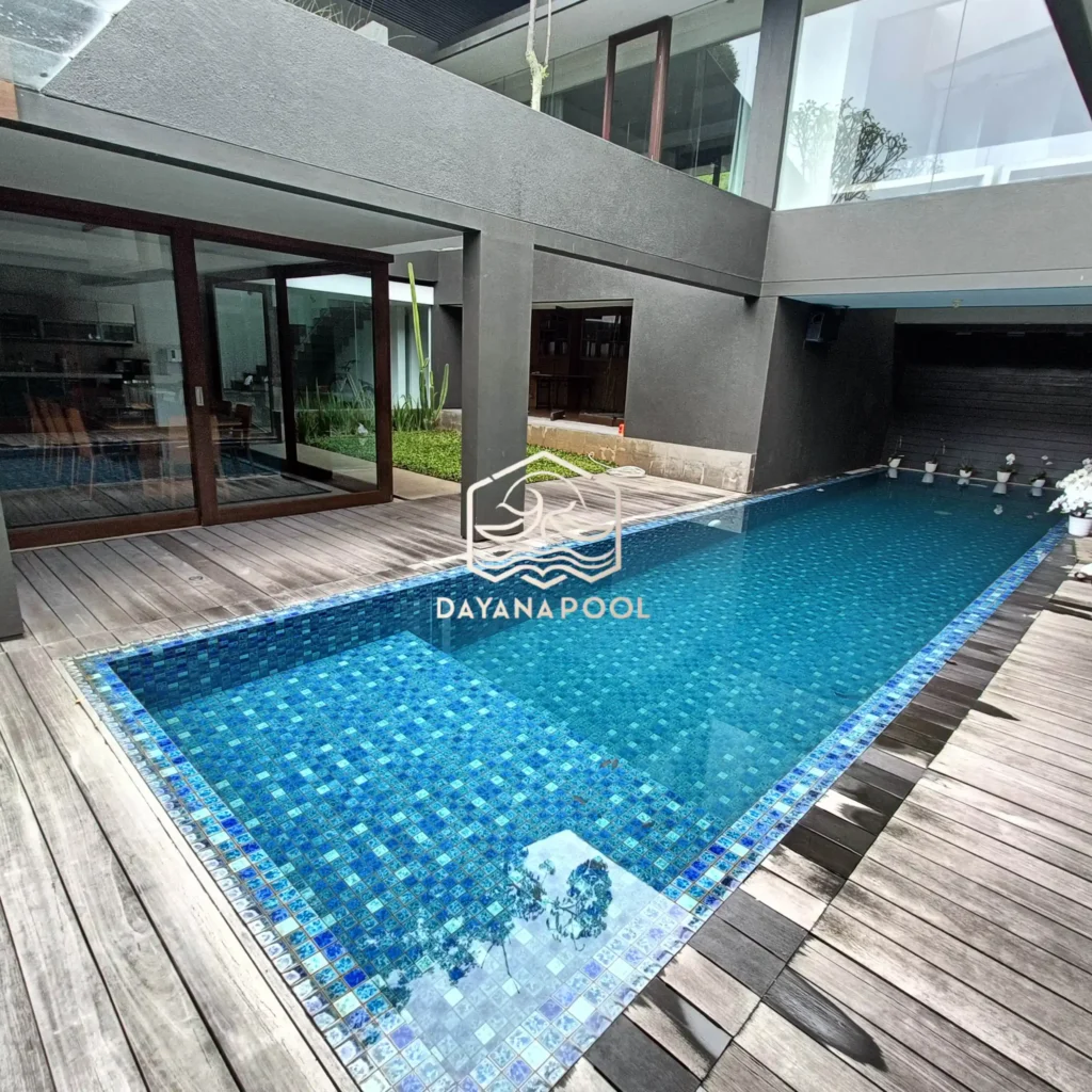 kolam renang overflow dengan finishing mozaik kudalaut