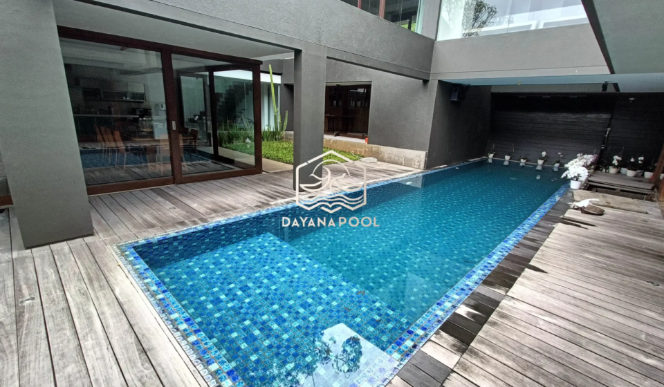 kolam renang overflow dengan finishing mozaik kudalaut