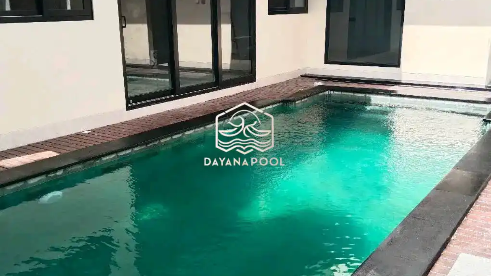 kolam renang dengan finishing batu alam sukabumi