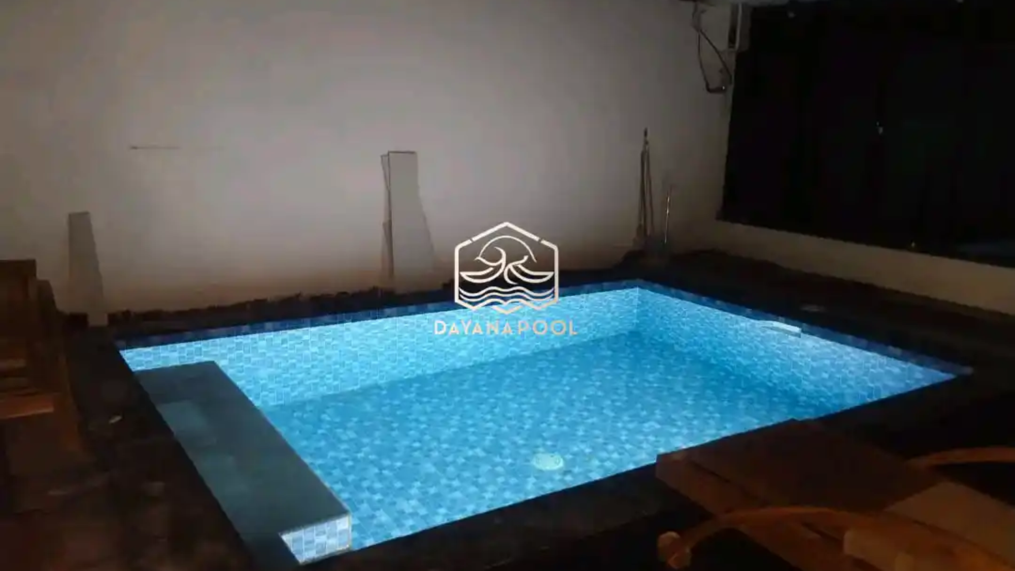 kolam renang skimmer minimalis di terangi cahaya lampu kolam
