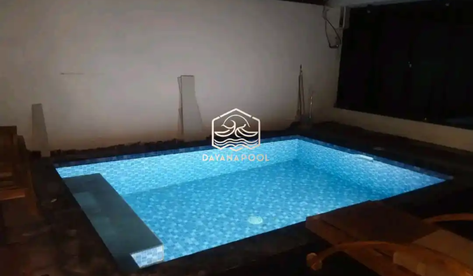 kolam renang skimmer minimalis di terangi cahaya lampu kolam