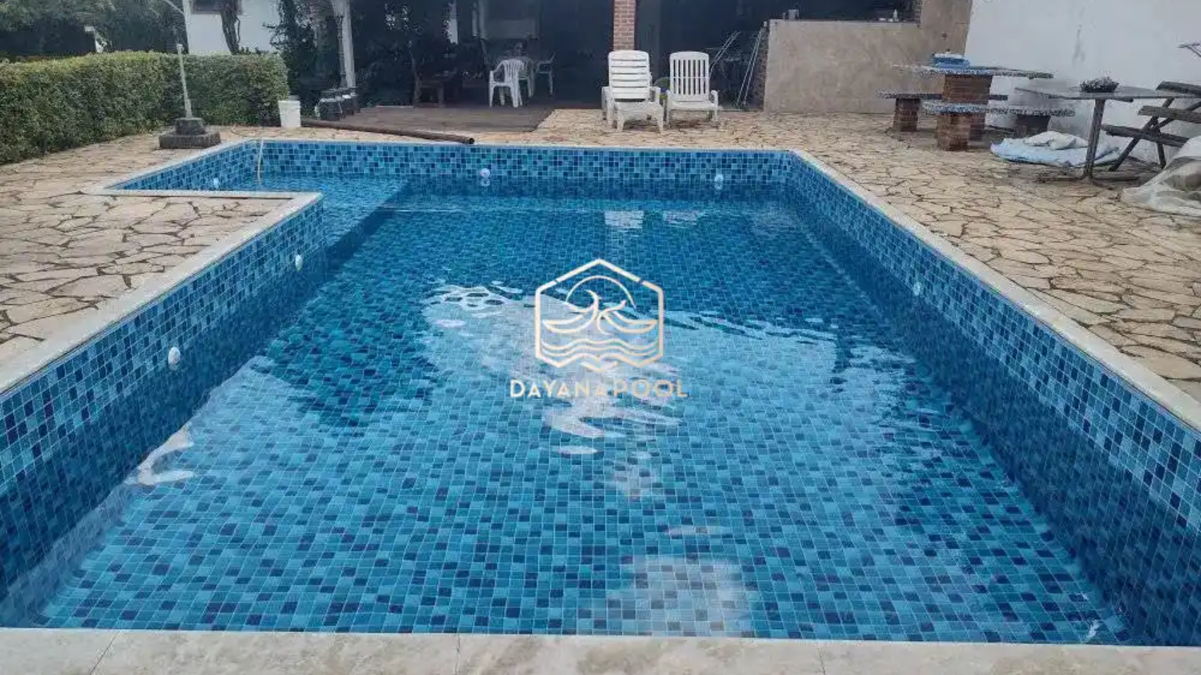 kolam renang skimmer dengan finishing keramik biru