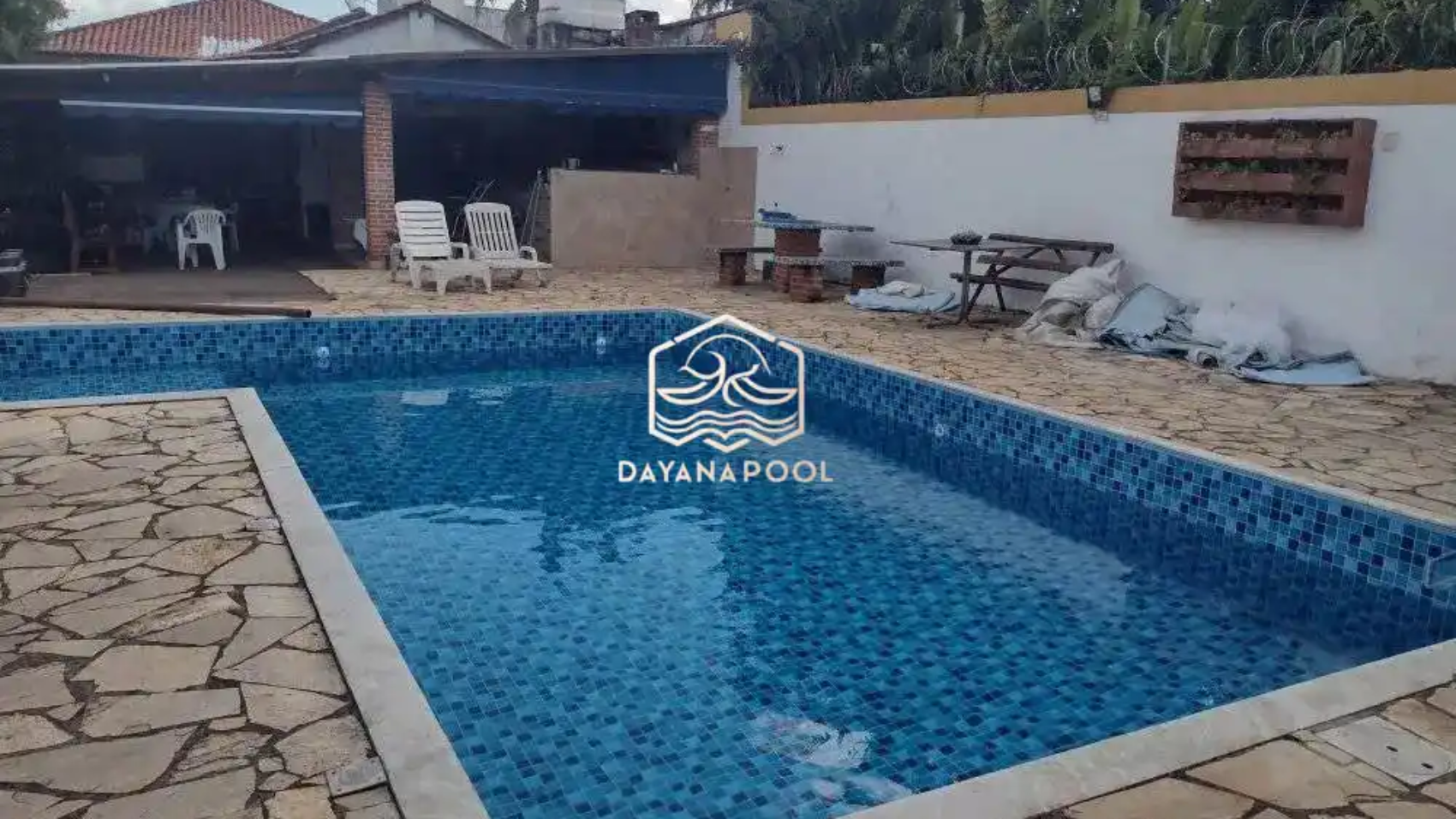 kolam renang skimmer dengan finishing keramik biru