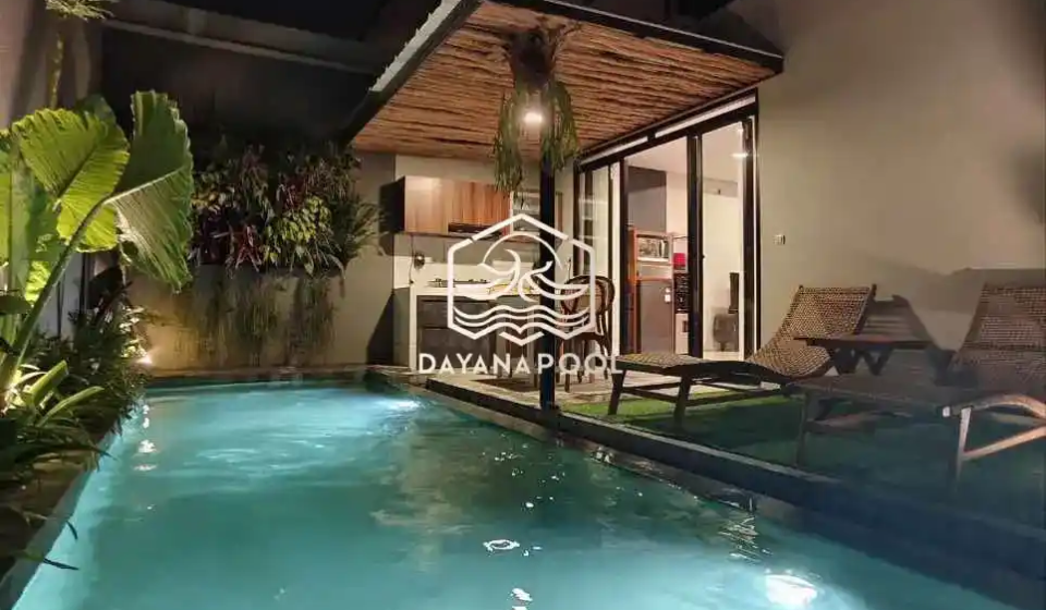 kolam renang denagn finishing batu sukabumi di sinari lampu kolam renang