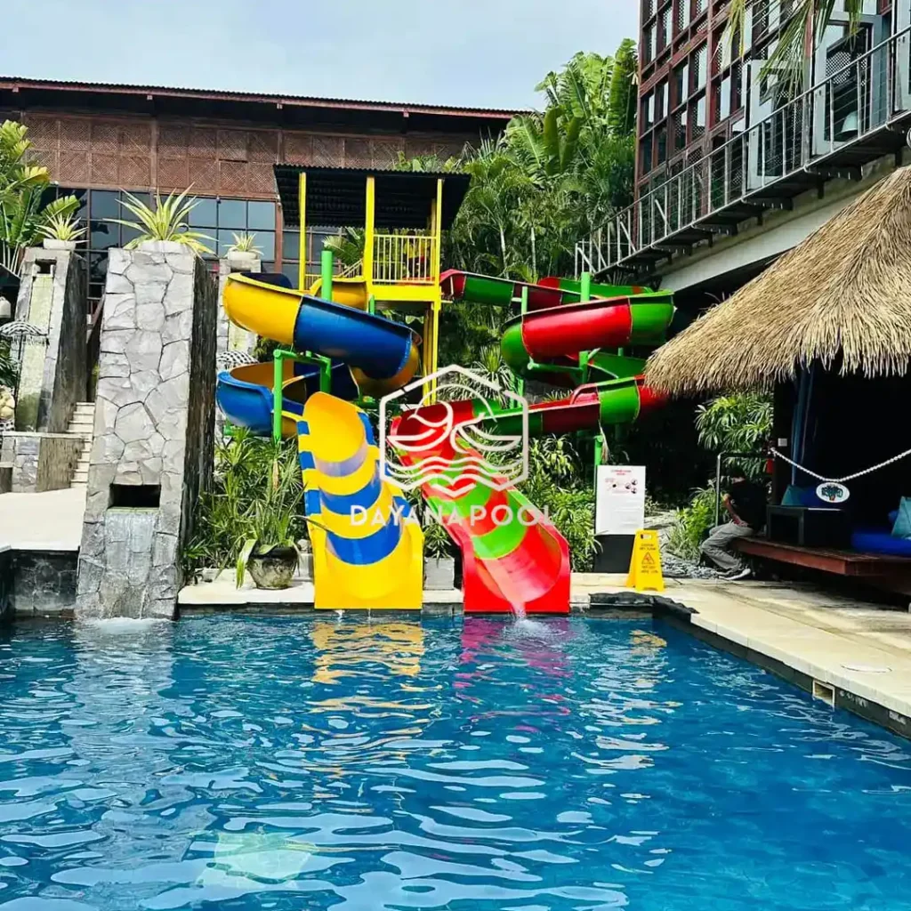 kolam umum dengan perosotan