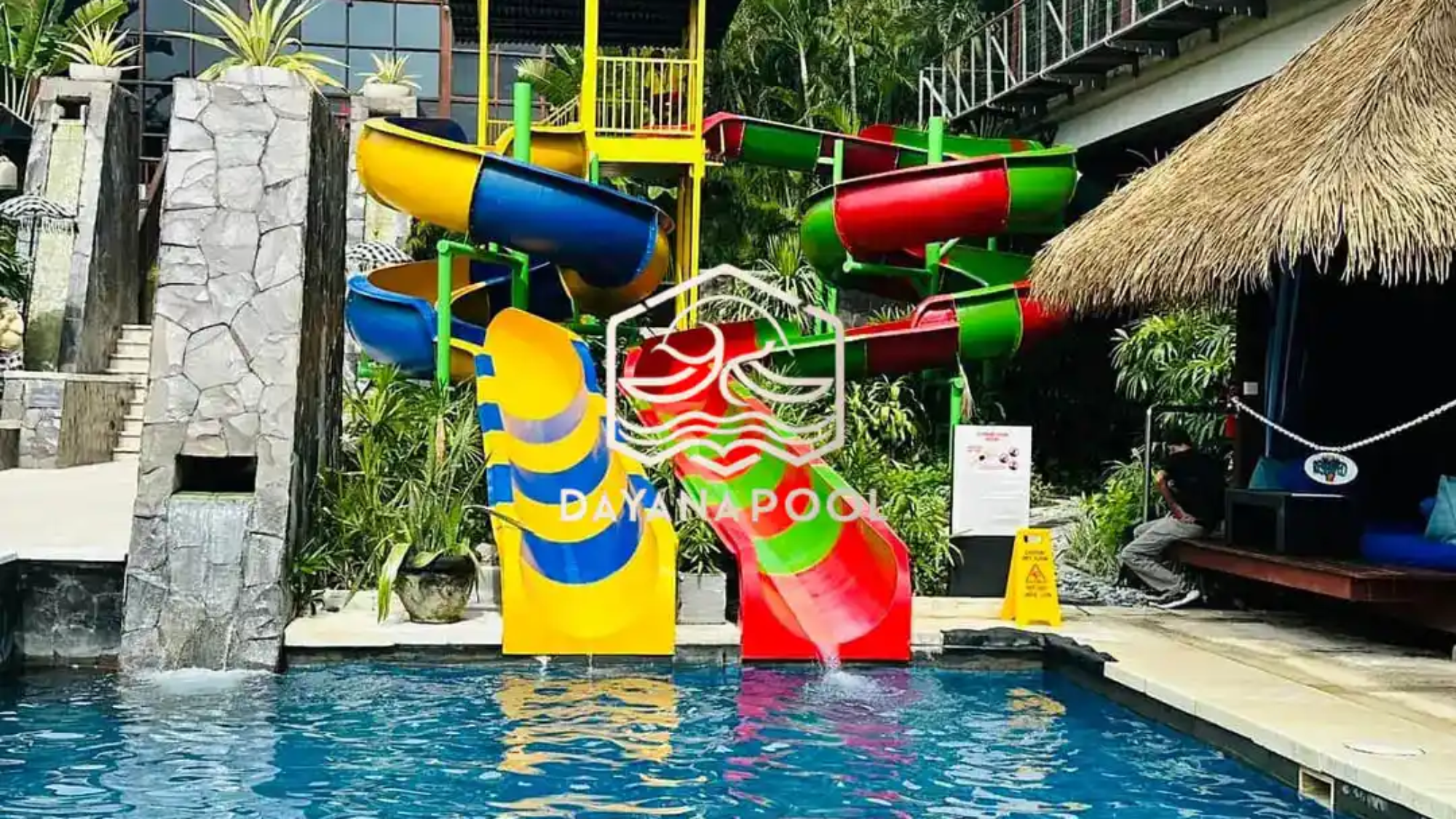 kolam umum dengan perosotan