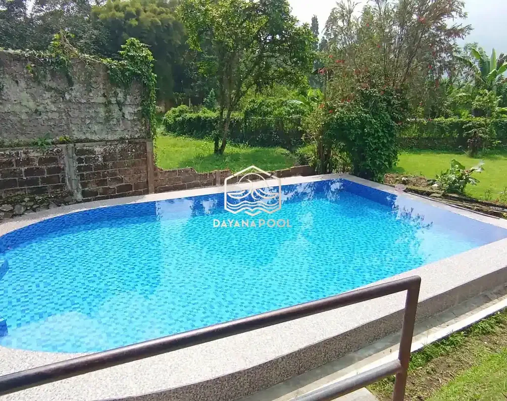 kolam denagn pemandangan pegunungan