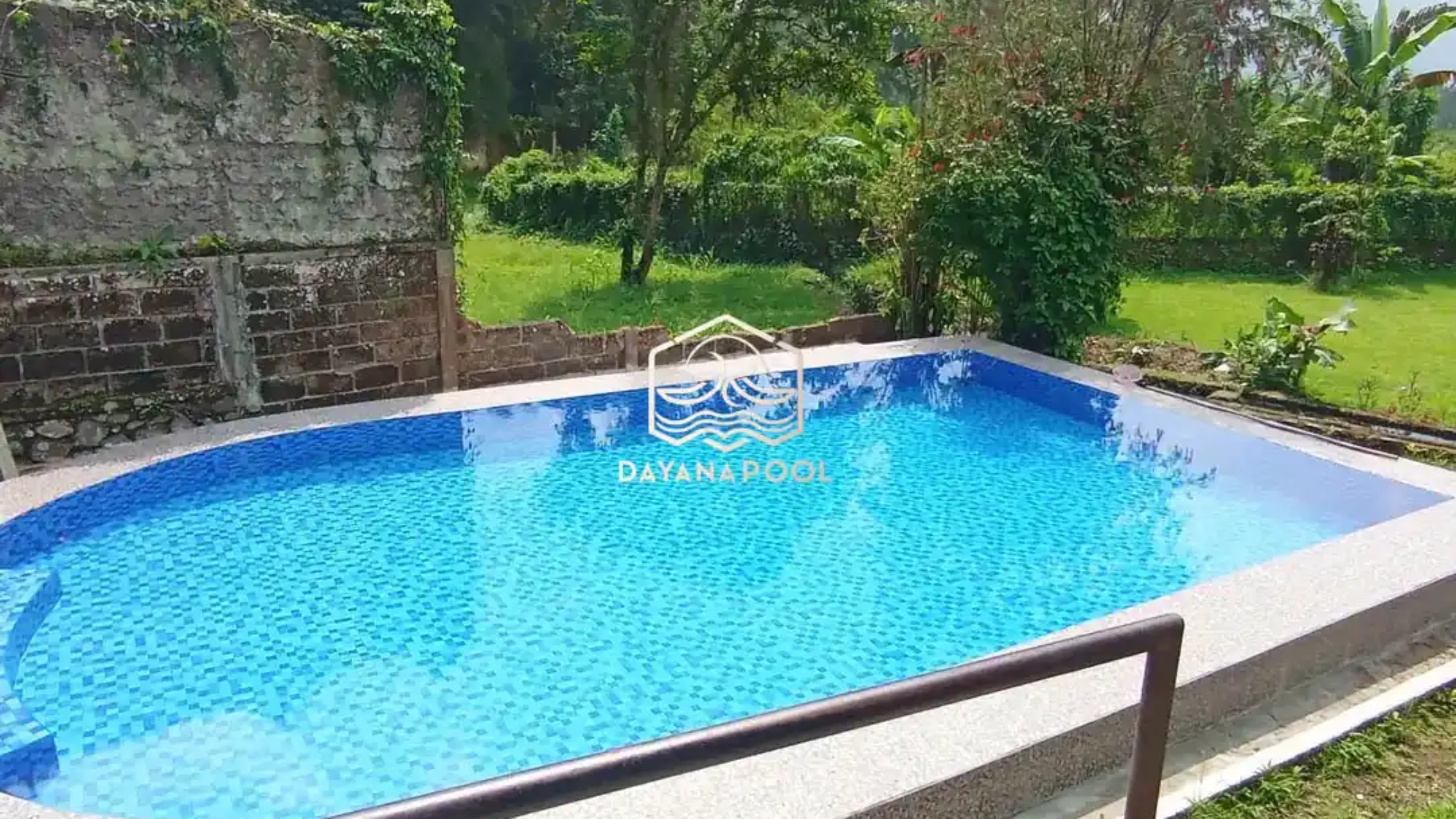 kolam denagn pemandangan pegunungan
