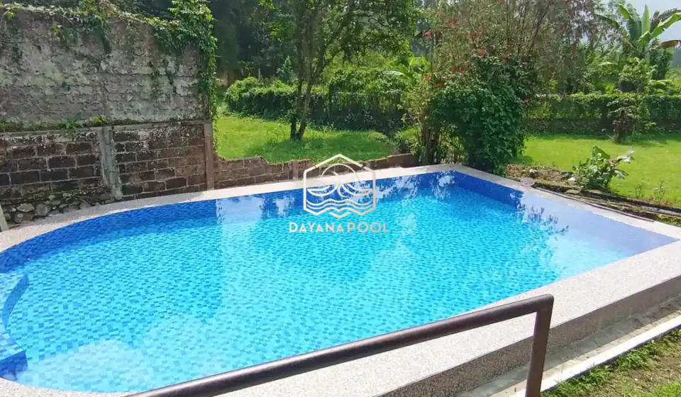 kolam denagn pemandangan pegunungan