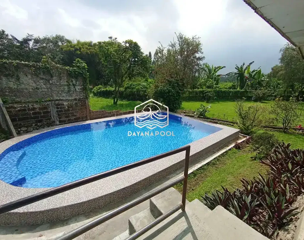 kolam denagn pemandangan pegunungan