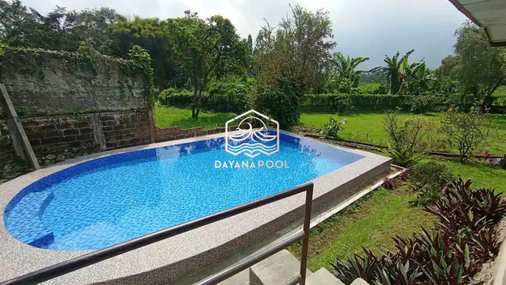 kolam denagn pemandangan pegunungan