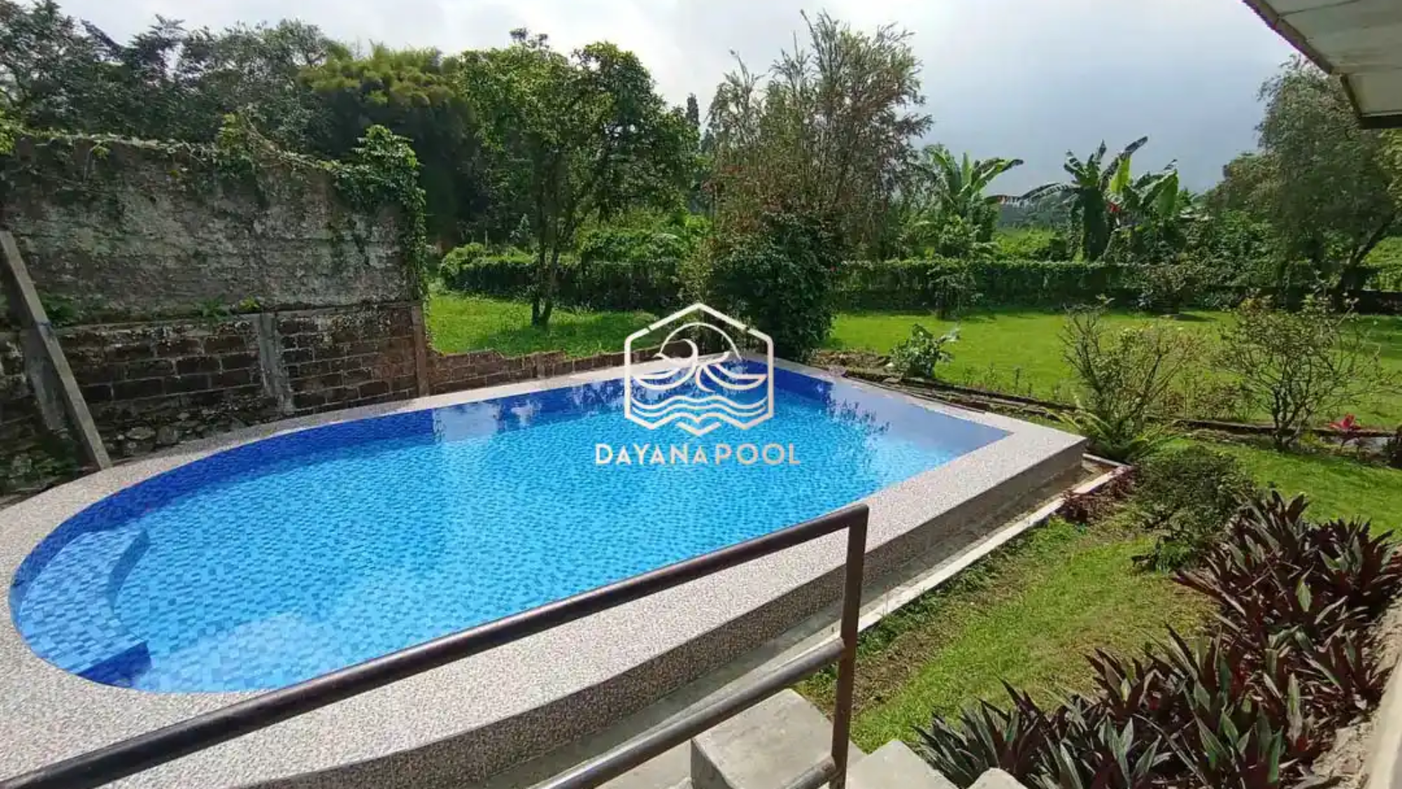 kolam denagn pemandangan pegunungan