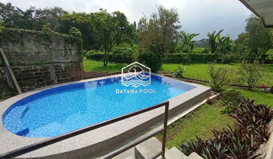 kolam denagn pemandangan pegunungan