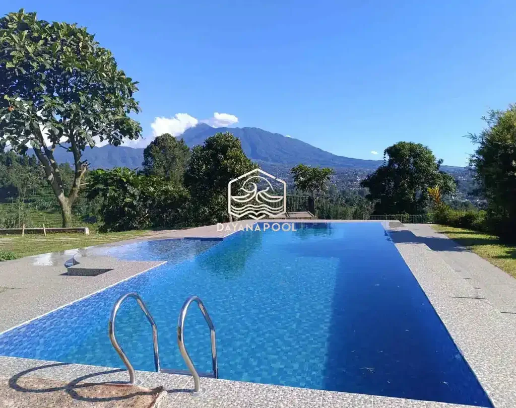 kolam denagn pemandangan pegunungan