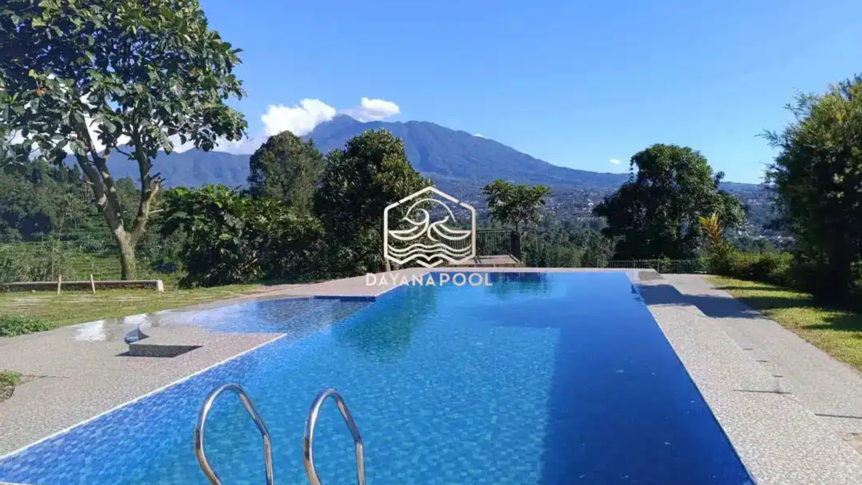 kolam denagn pemandangan pegunungan