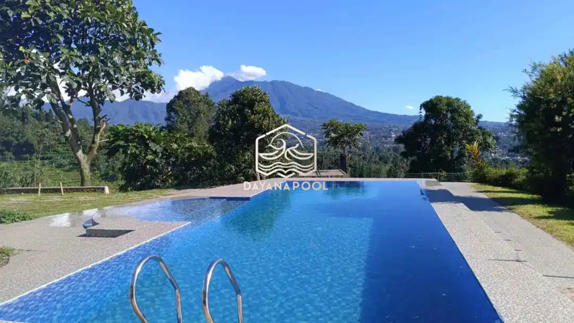 kolam denagn pemandangan pegunungan