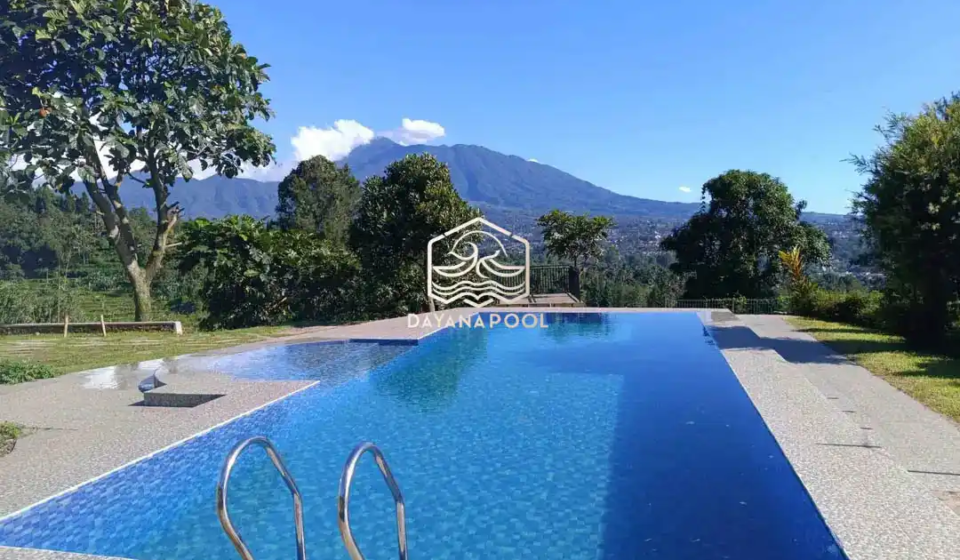 kolam denagn pemandangan pegunungan
