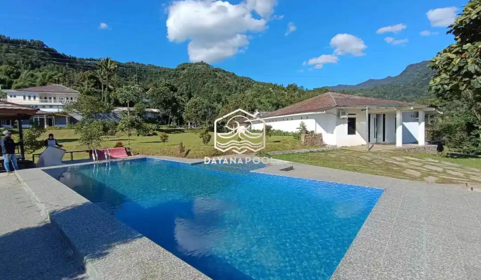 kolam denagn pemandangan pegunungan