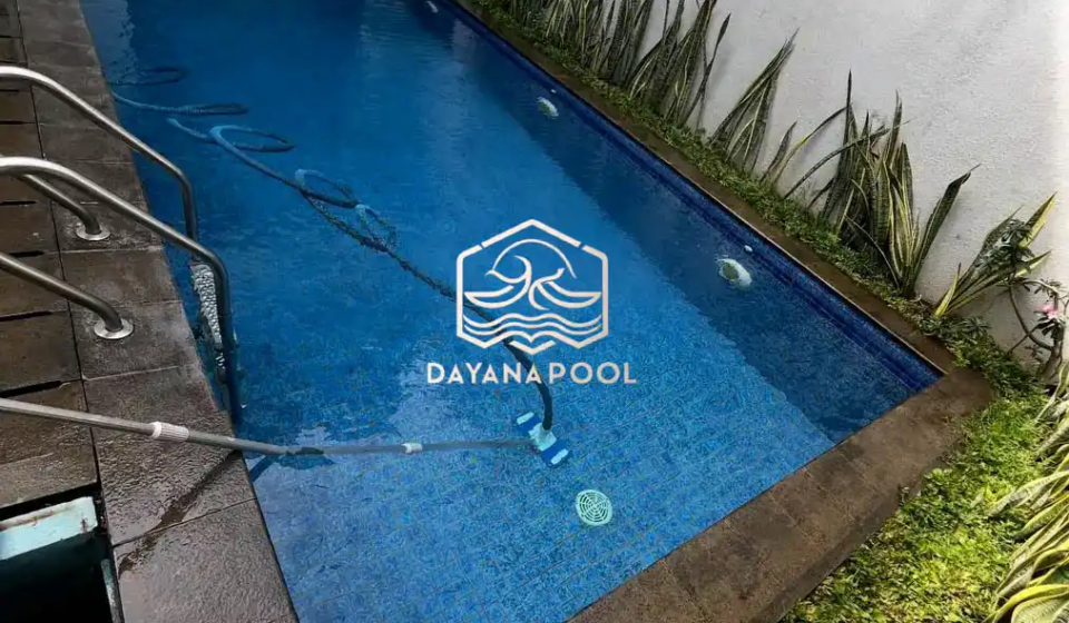Kolam renang overflow desain minimalis