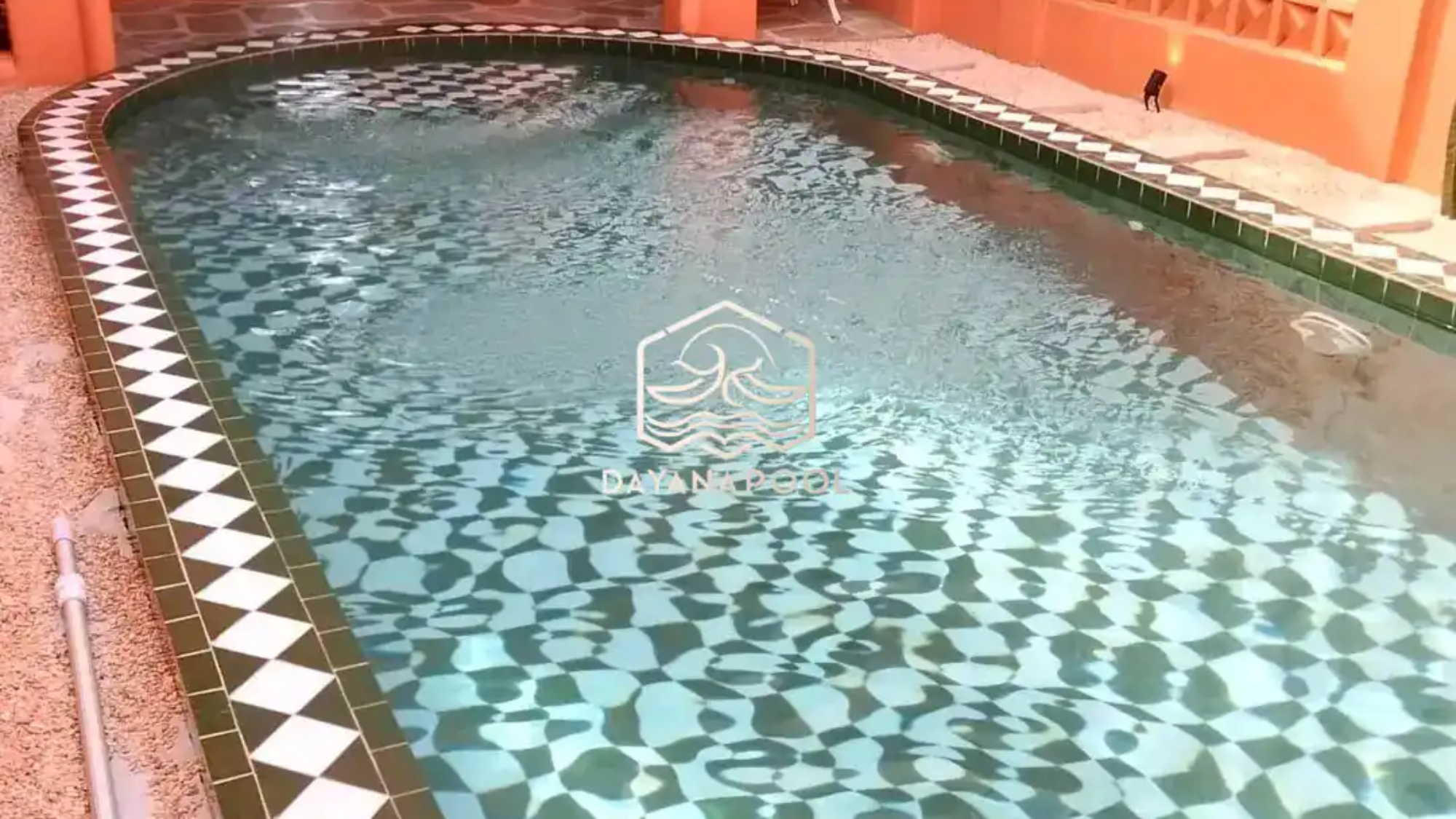 kolam renang skimmer denfan karamik motif catur