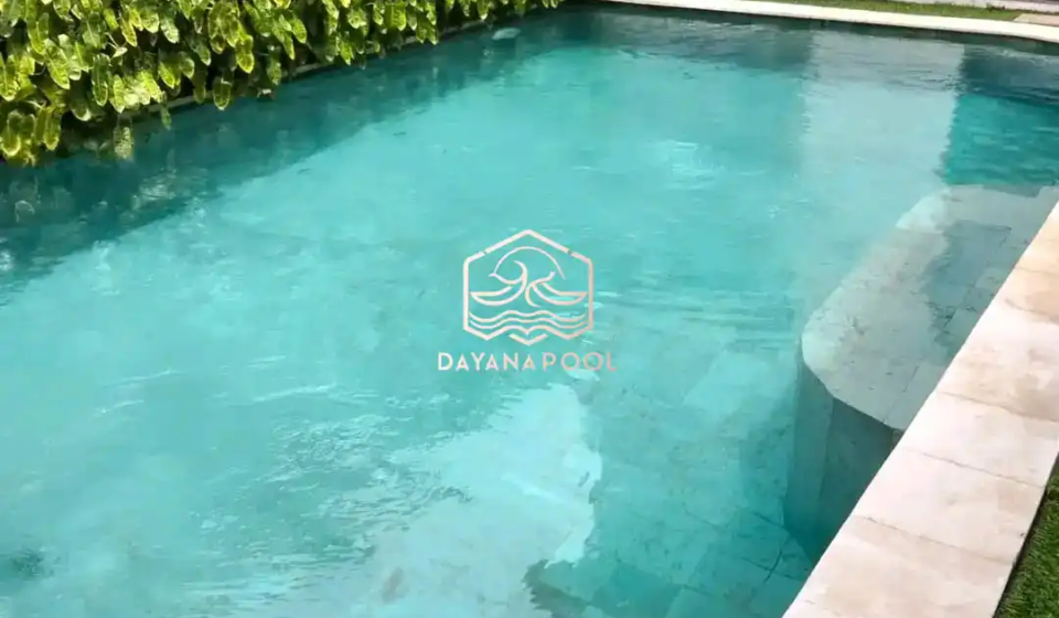 kolam renang dengan hiasan taman dinding